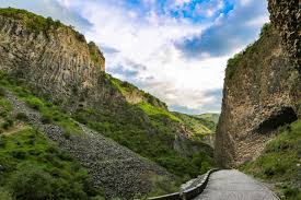 Пеший поход из Хумариза к храму Гарни.